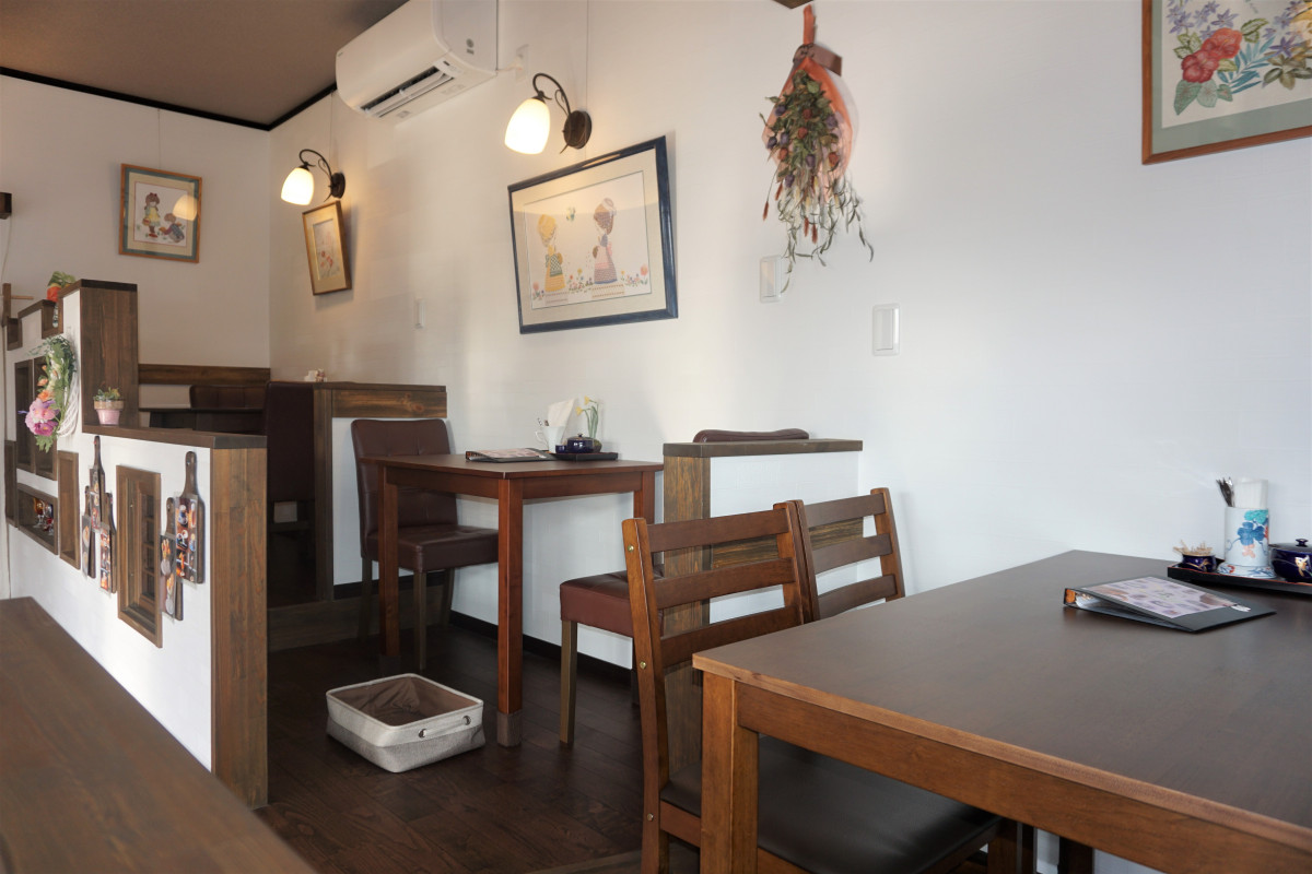 段差のあるお席は、4名席（片側ベンチ椅子）1席、２名席2席あり