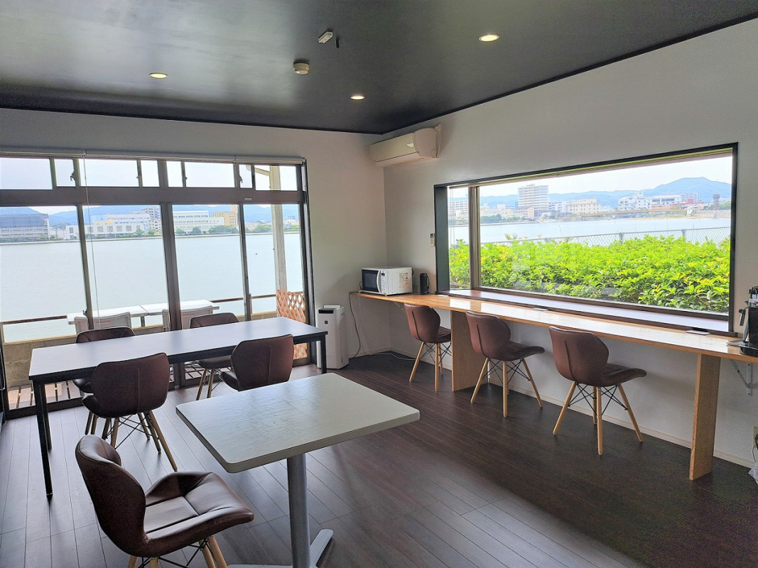 １階カフェのカウンター席