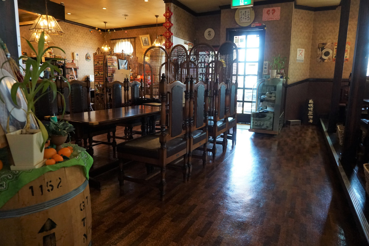 レトロで落ち着いた雰囲気の店内