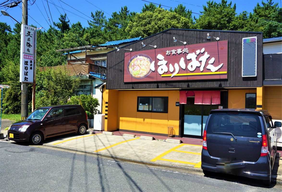 駐車場の入り口部分に１段段差があります。