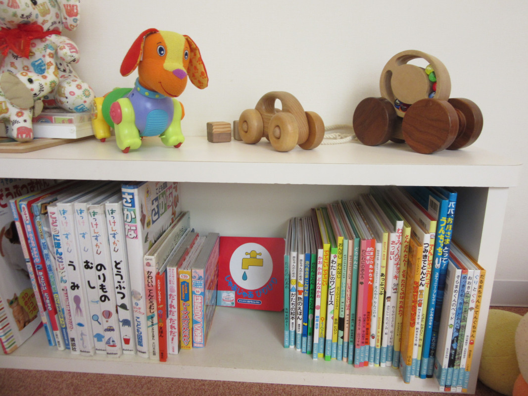 年代別に100冊以上の絵本が並びます