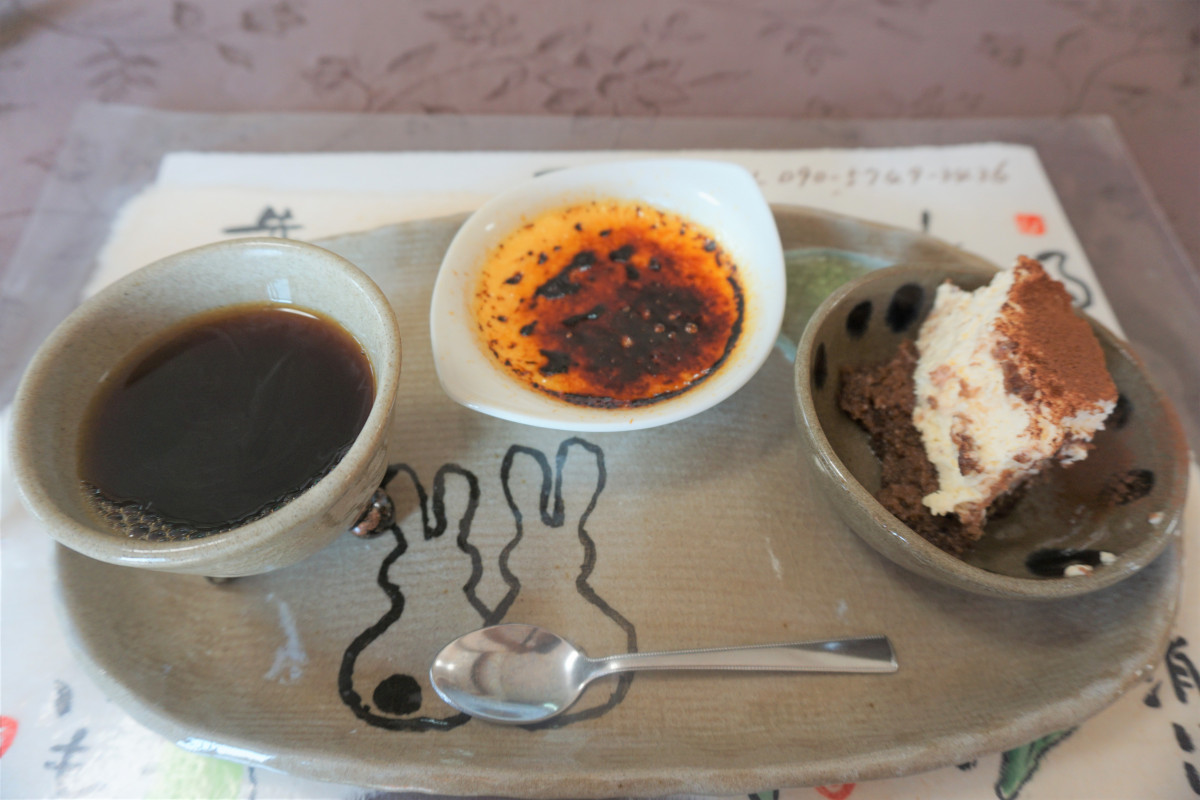 デザートも手作りです。お皿やカップは手作りの唐津焼です。