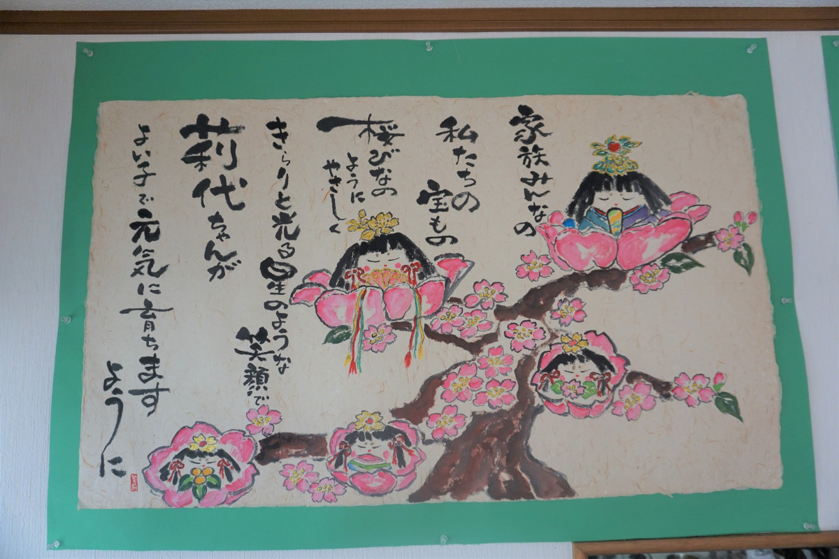 たくさんの絵画とともにお客様をお待ちしています