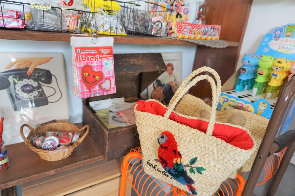 帽子やバックの販売もあり