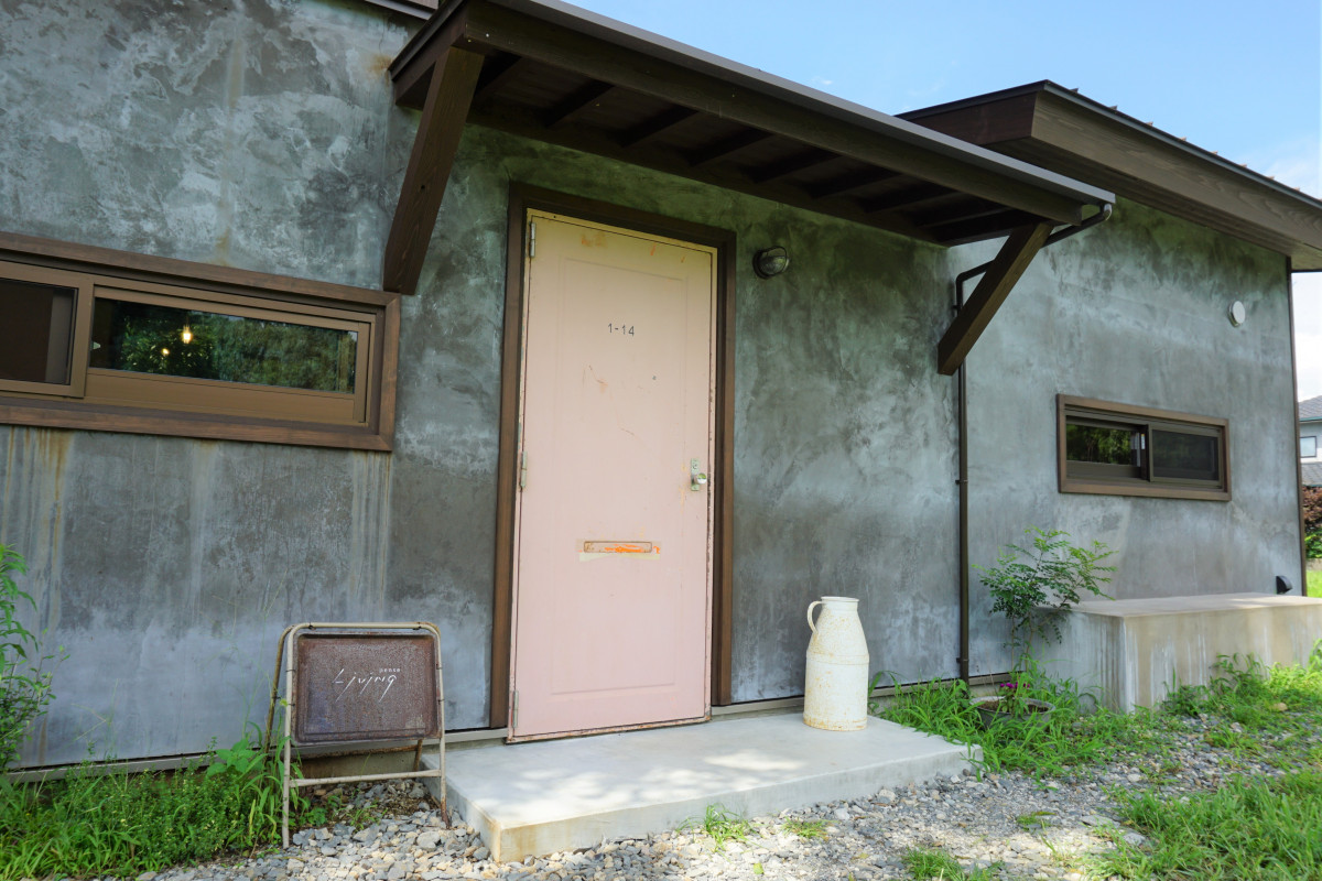 【ｐｅｎｓｅ　ｌｉｖｉｎｇ】建物の裏からの入り口