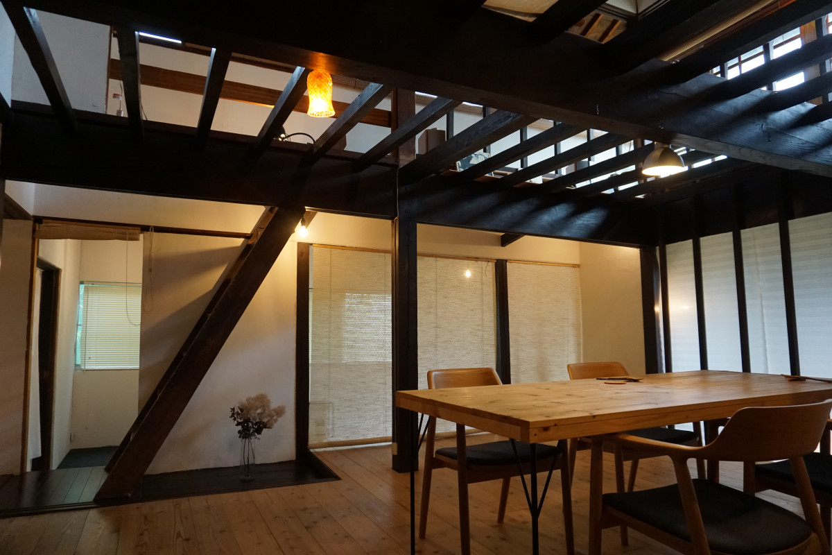 古民家をリノベーション。２階床を抜いて、やさしい光が入る広い空間です。