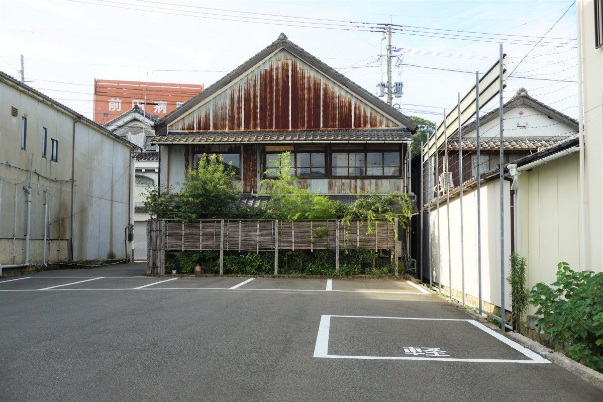 建物の裏に駐車場あり