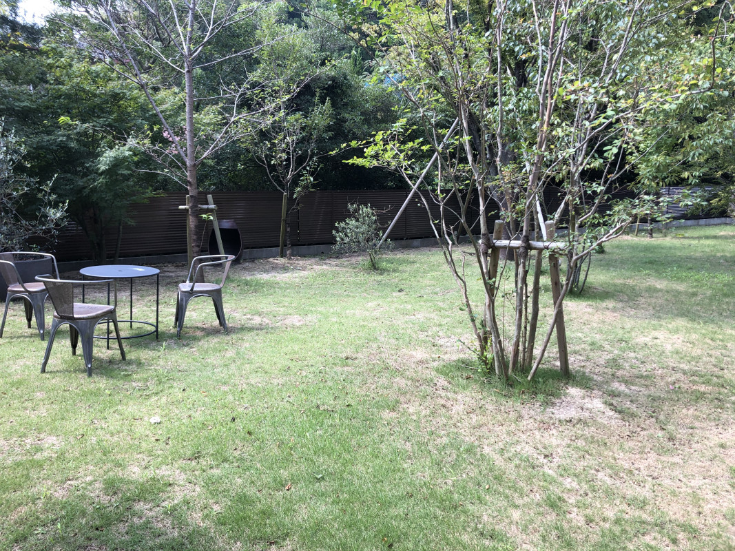 中庭があり、順番待ちの間をゆっくり過ごすことができます。