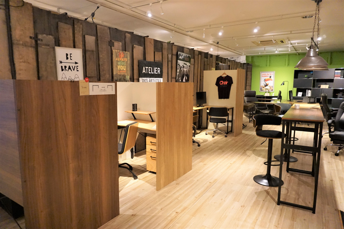 テレワークや学習を集中して行えるような間仕切りあり