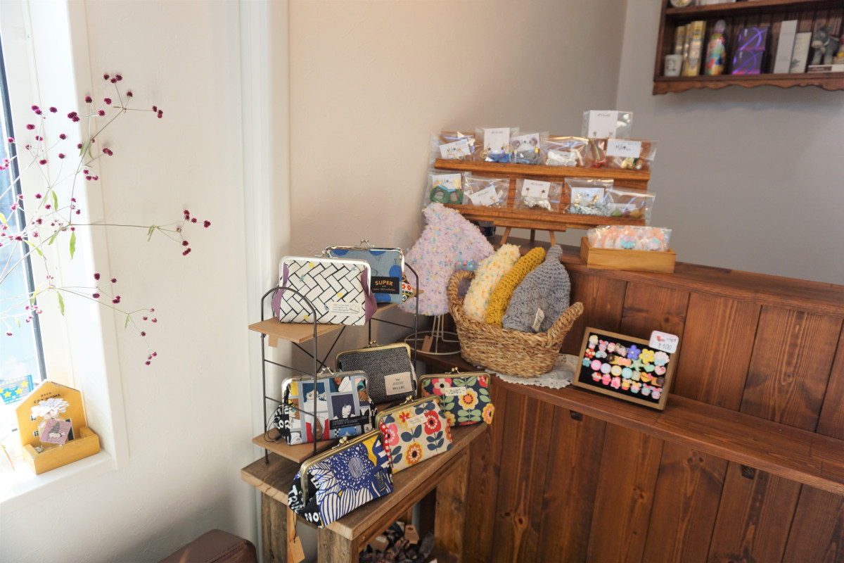 ハンドメイド作家さんのグッズもあり