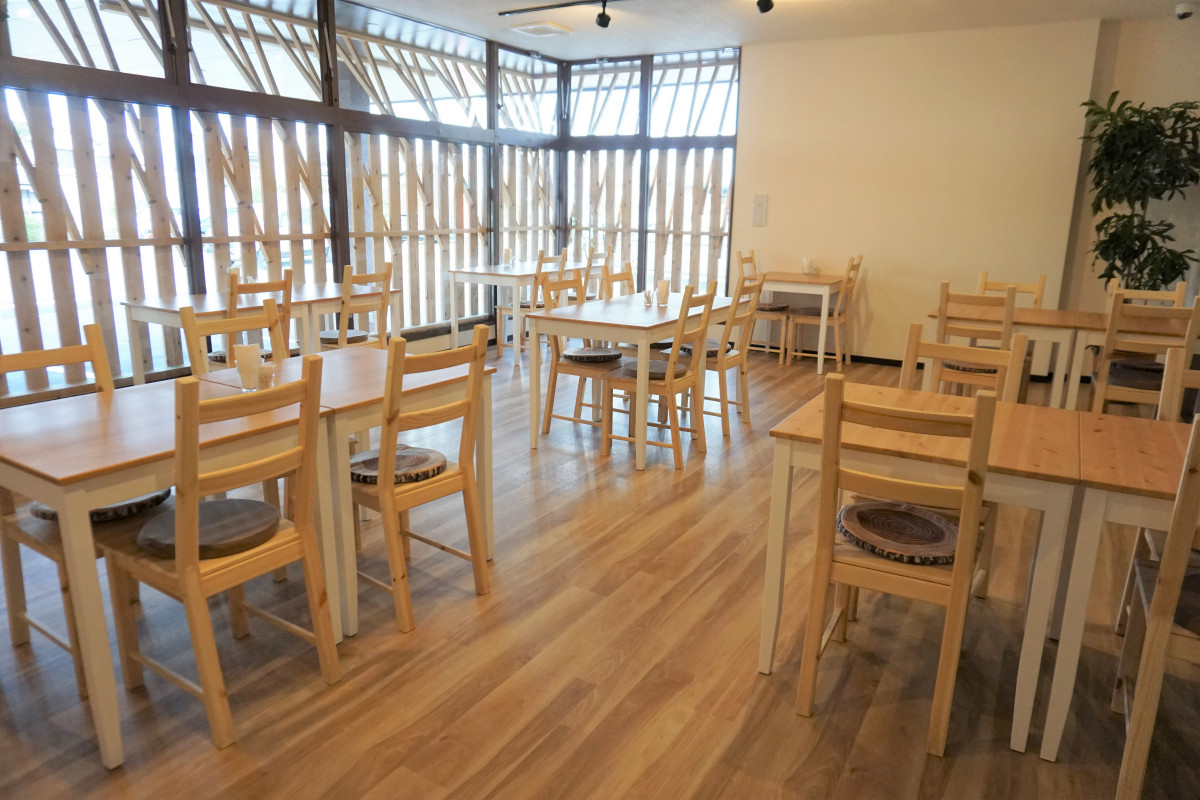 「木こり」の休憩をイメージした木のぬくもりあるテーブル席