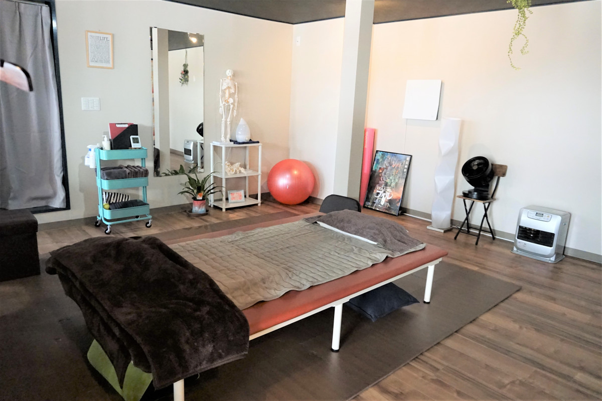 広めの施術ベットはお子様と添い寝での施術も可能