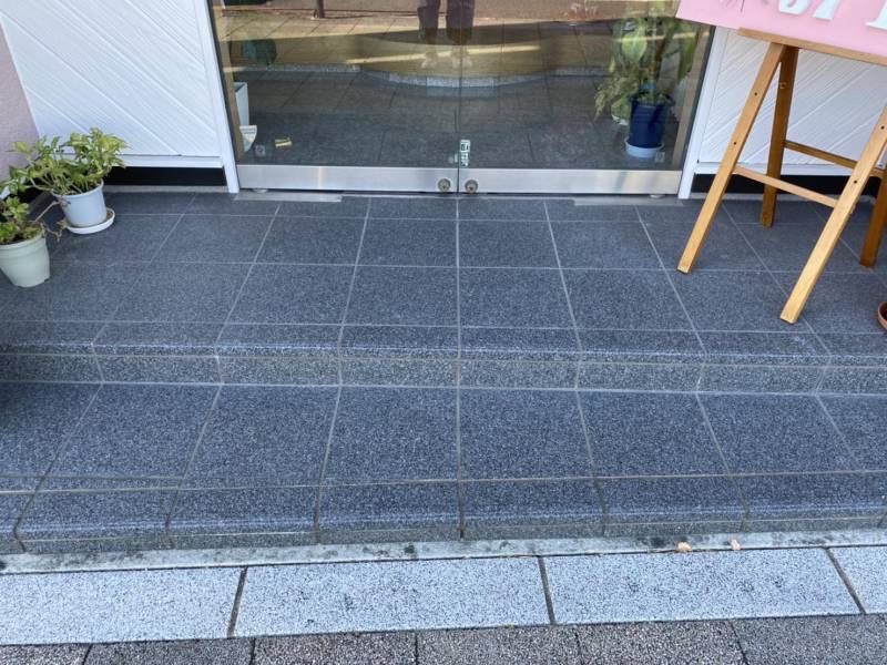 歩道から店舗入り口の間に5センチと10センチほどの段差あり