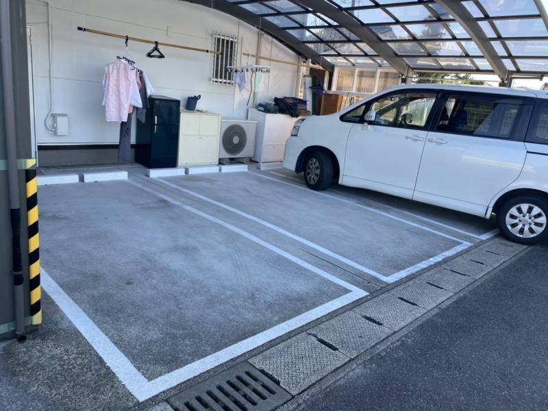 屋根付きの駐車場あり