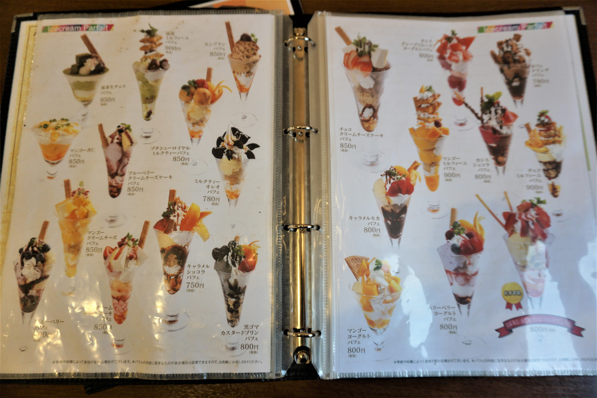 当店のスイーツはパフェやクレープなど合わせて約１４０種類あります！