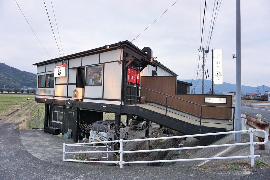 入口前は傾斜あり