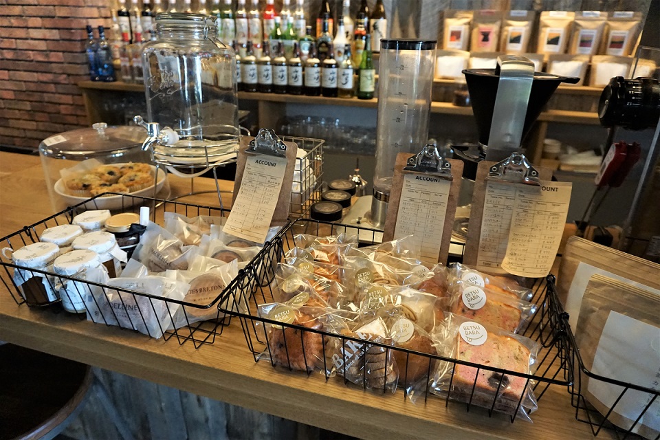 佐賀にはないハイクオリティなお菓子やパンを定期的に取り寄せ委託販売しています！