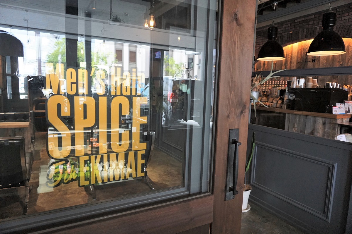 店舗内に入って左側にサロンの入口あり