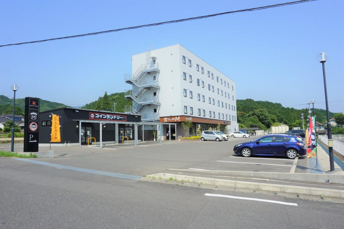 店舗は、ホテルWINさんの1階にあります