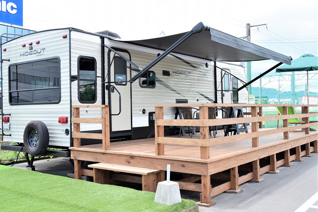 駐車場にトレーラーハウス（完全予約制の個室）あります