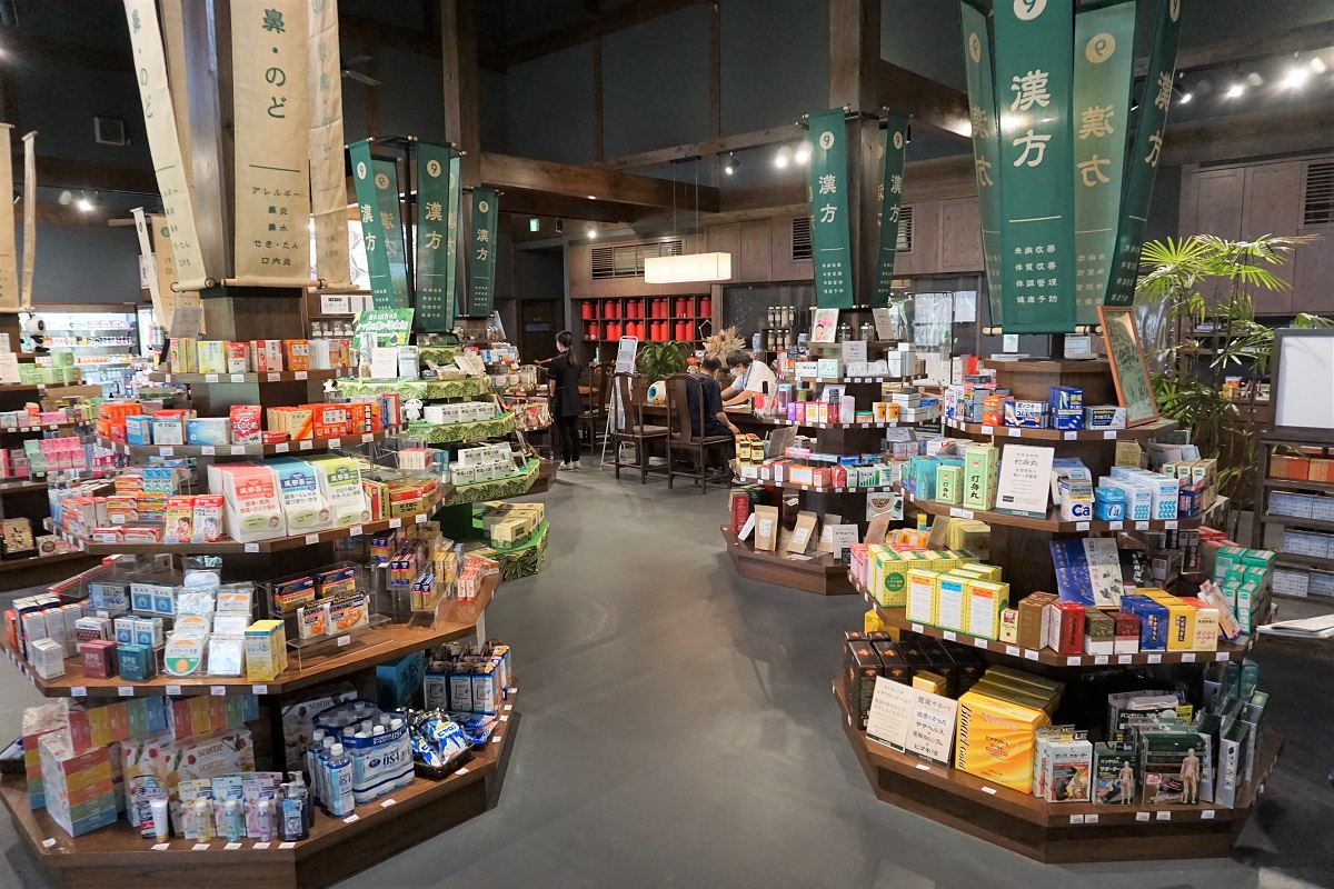 「漢方未病　薬舗」。漢方相談や栄養相談、東洋医学に基づく健康提案を実施。健康な日々を過ごすための、「ととのえ茶」「養生粥」など、オリジナルブランドの商品の販売も。