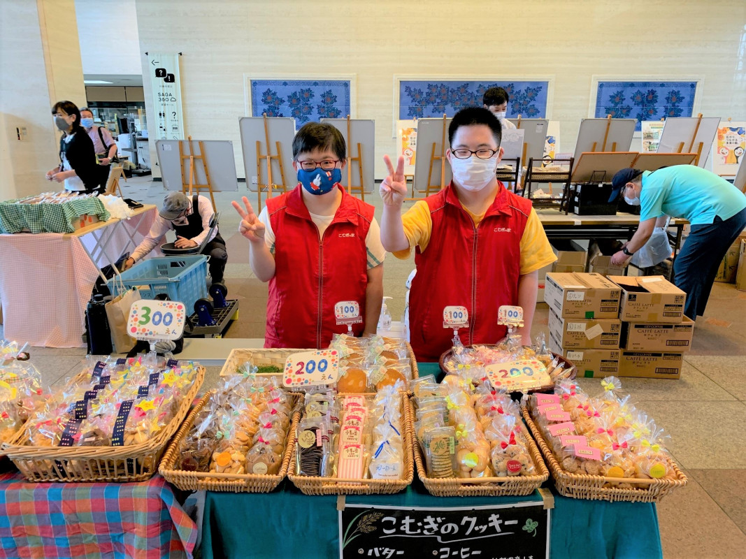 明るく楽しいメンバーとともに、おいしいお菓子を作っています