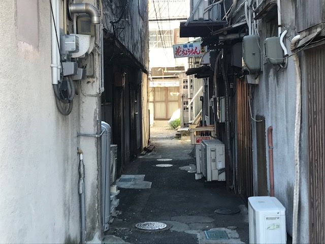 路地（店舗は右側）