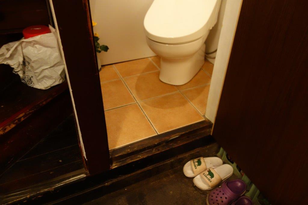 トイレ入り口に段差あり(約20センチ)