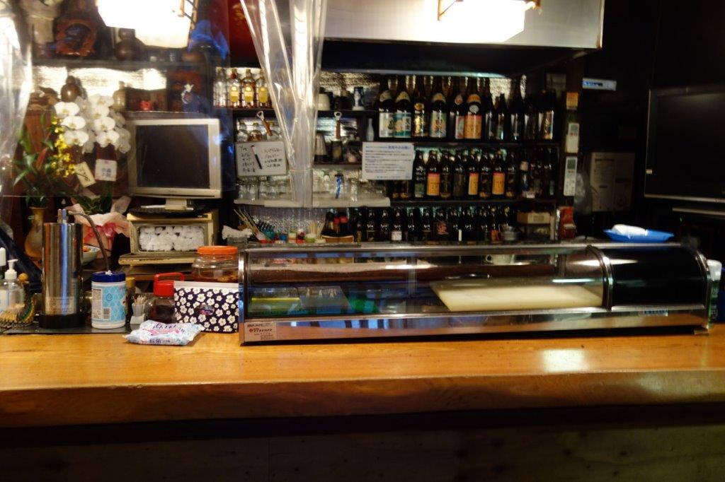 入り口正面カウンター(6席)