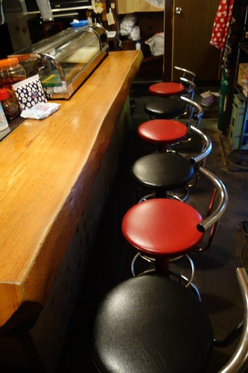 入り口正面カウンター(トイレは写真奥)