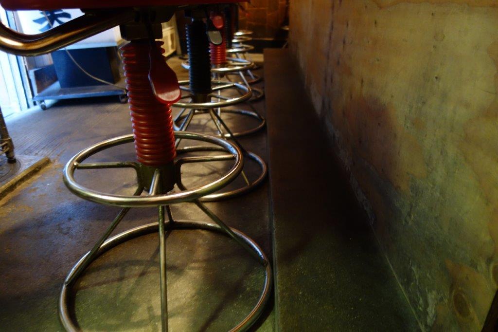 入り口正面カウンター足元