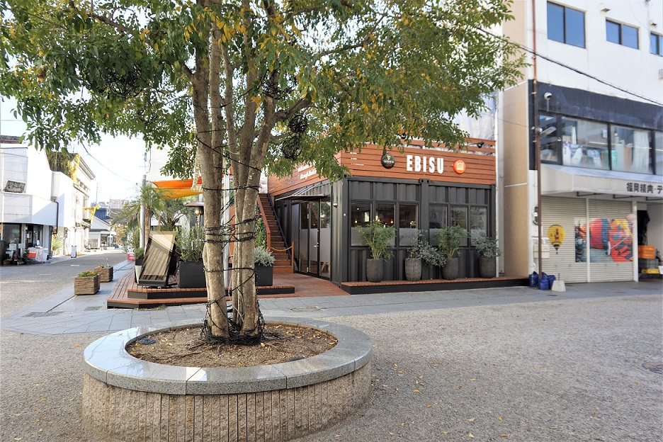 店舗前は656広場で歩行者天国のため、小さなお子様連れも安心