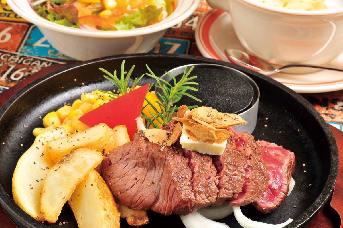 こだわりのお肉は柔らかく、お好きな焼き加減でどうぞ