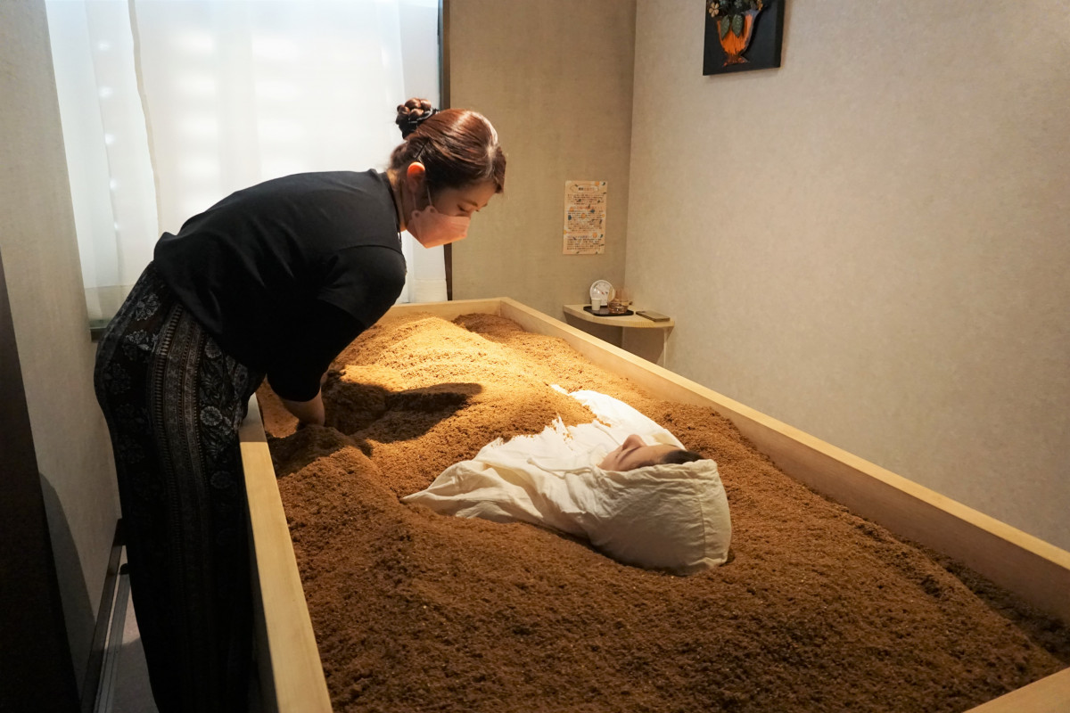 心地よいひのきの柔らかな香りを感じながら温かい「おがくず」に包まれます