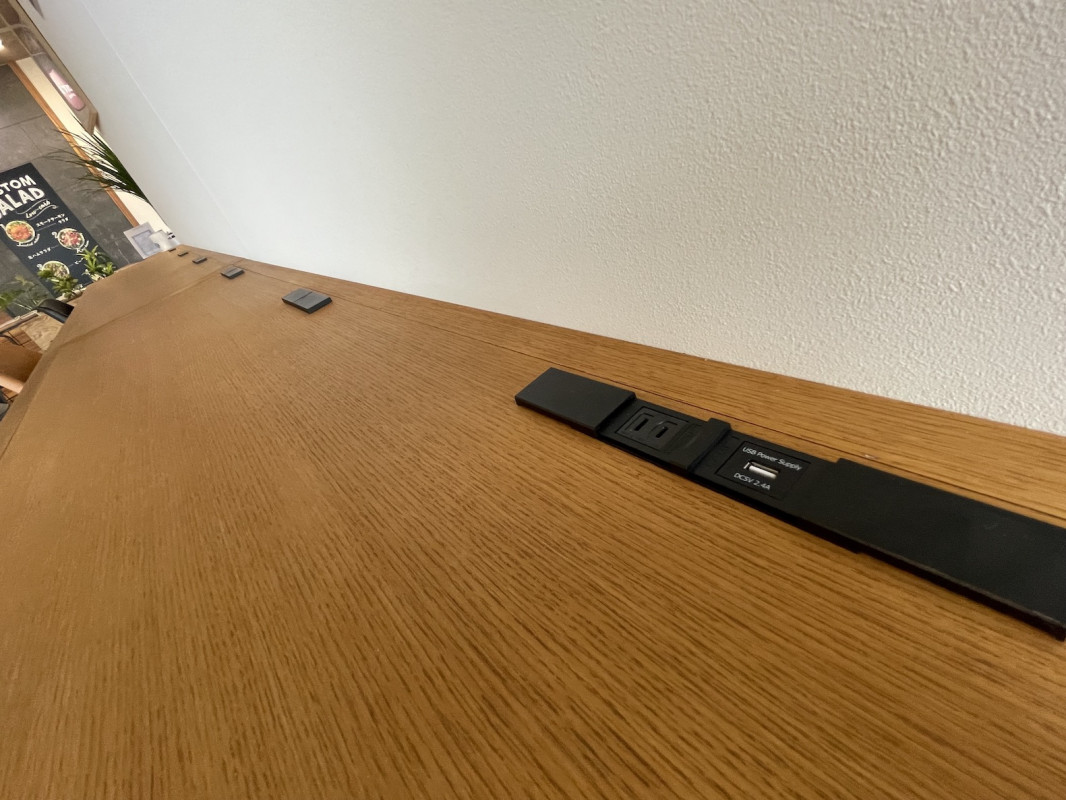 カウンター席にはコンセントあり