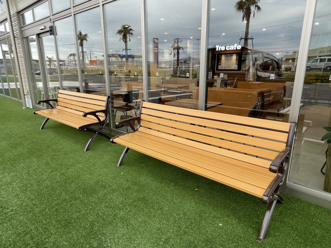 外にベンチあり