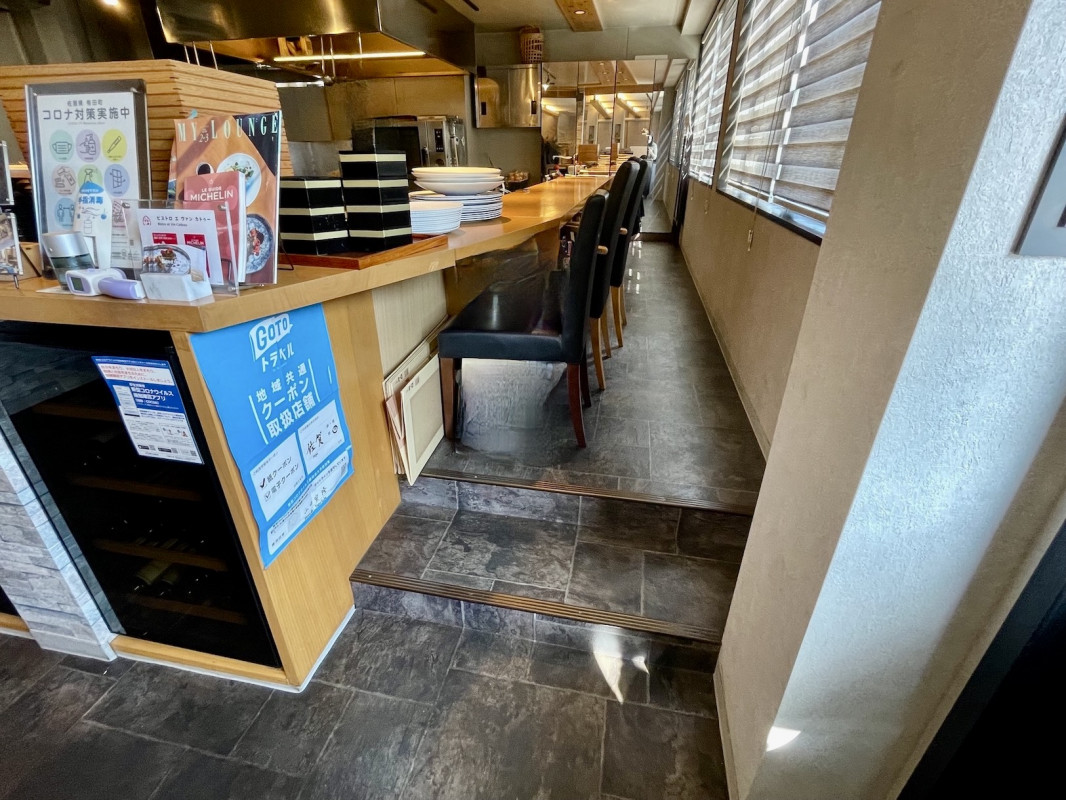 1F:カウンター席へは階段が2段ございます