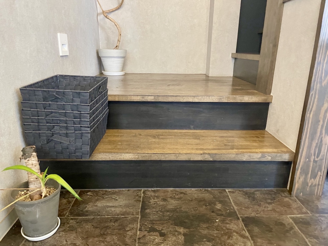 2Fへは階段がございます