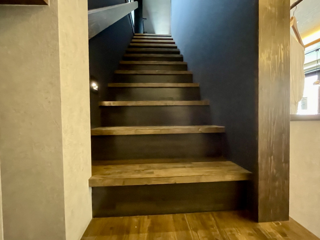 2Fへは階段がございます