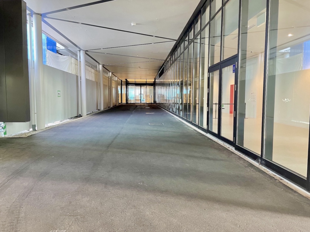 入口に点字、音声案内、インターホンあり