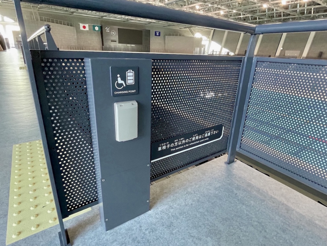 観客席の車いす専用スペースには電源あり