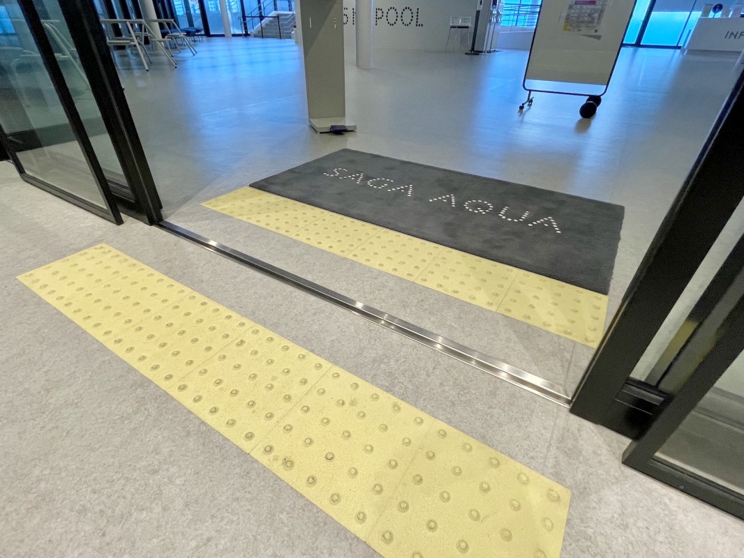 点字ブロックあり