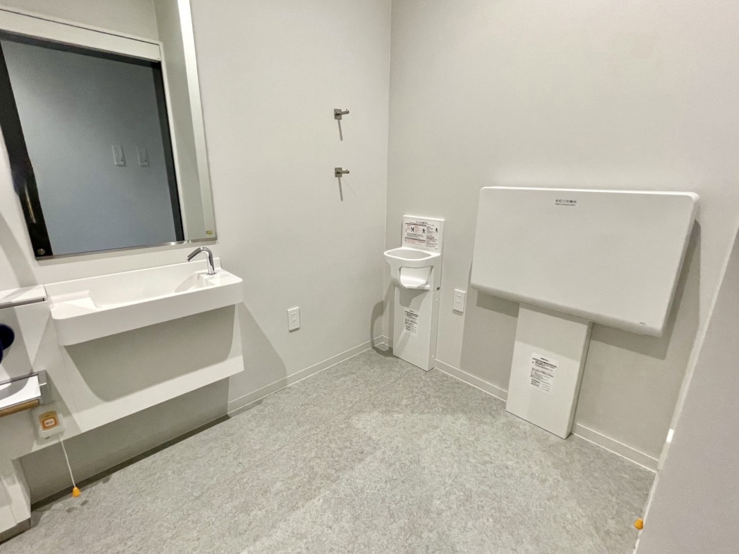 1Fみんなのトイレ3_おむつ交換台、ベビーキープあり
