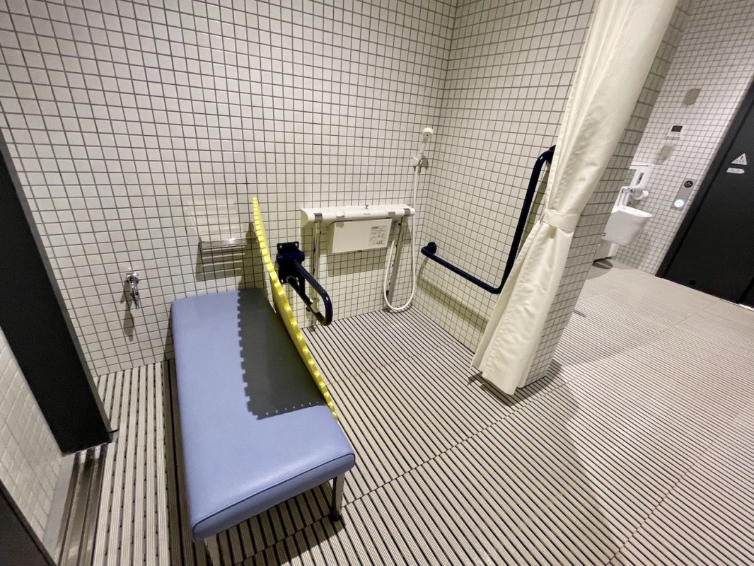 多目的更衣室_車いすのままでも使用できるシャワー(高さ調整が可能)