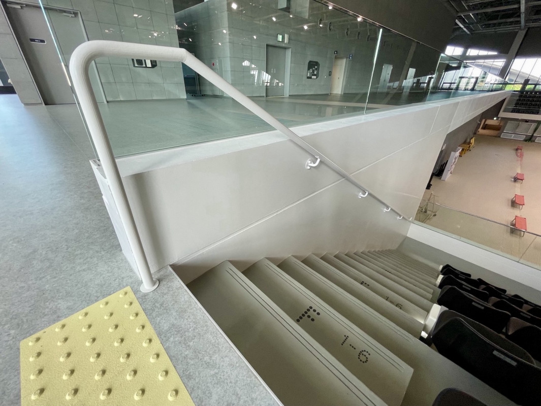 2F観客席_客席端の階段は手すりあり