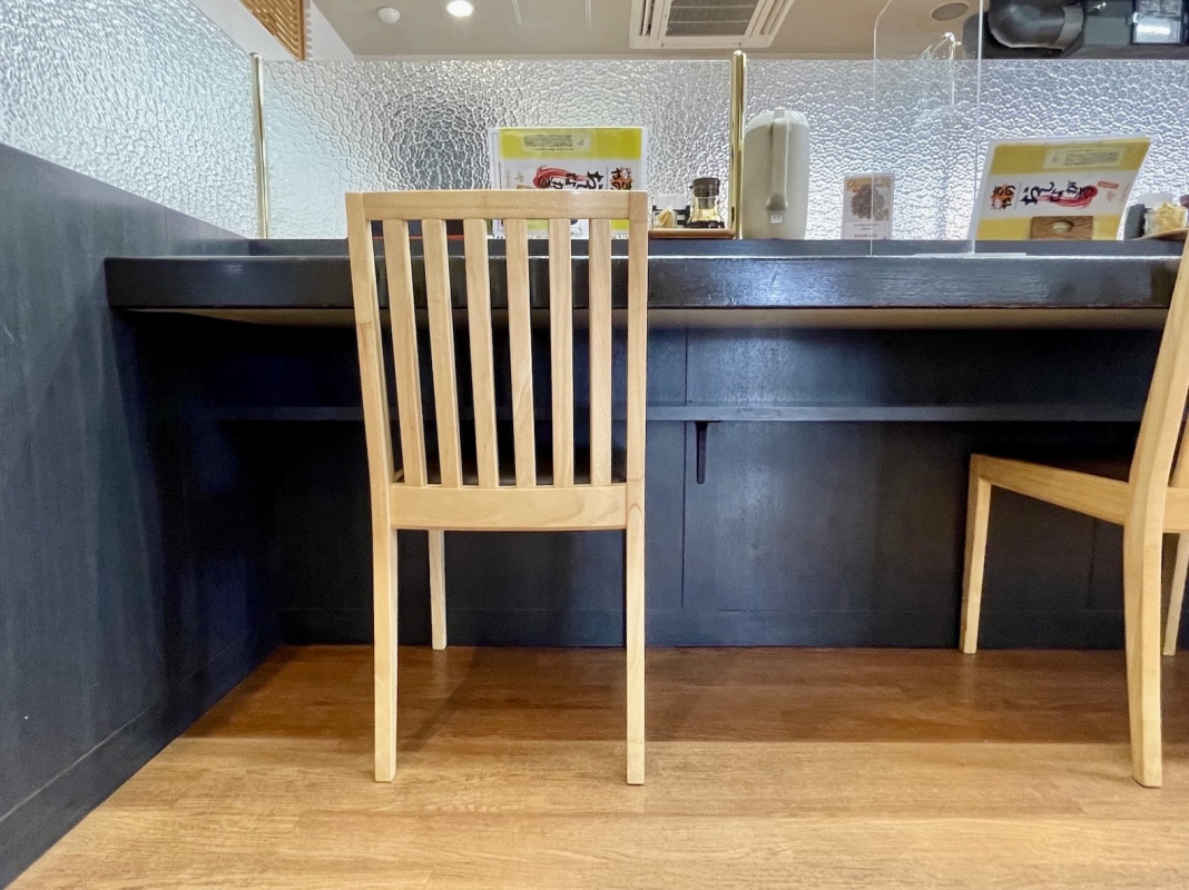 カウンター席は高さ約90センチ