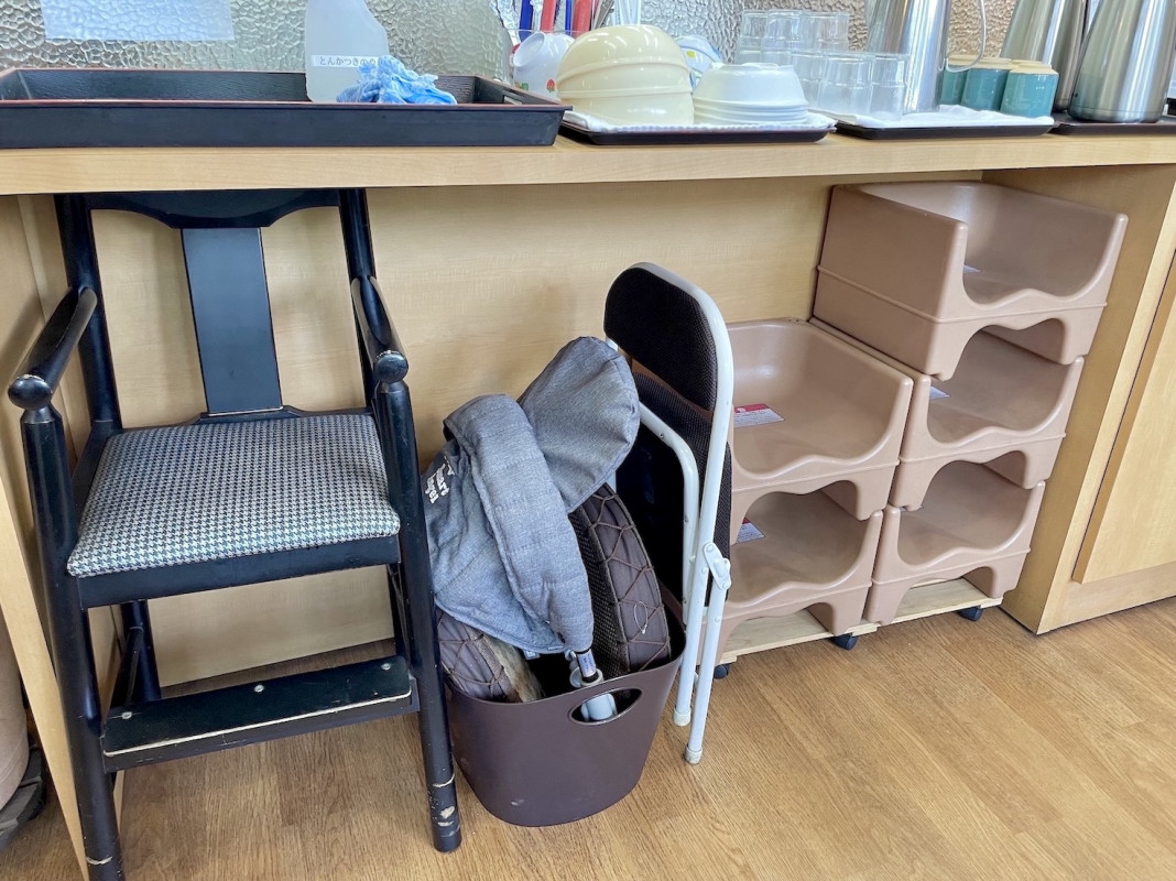 お子様用の椅子、大人用の座敷椅子も有り