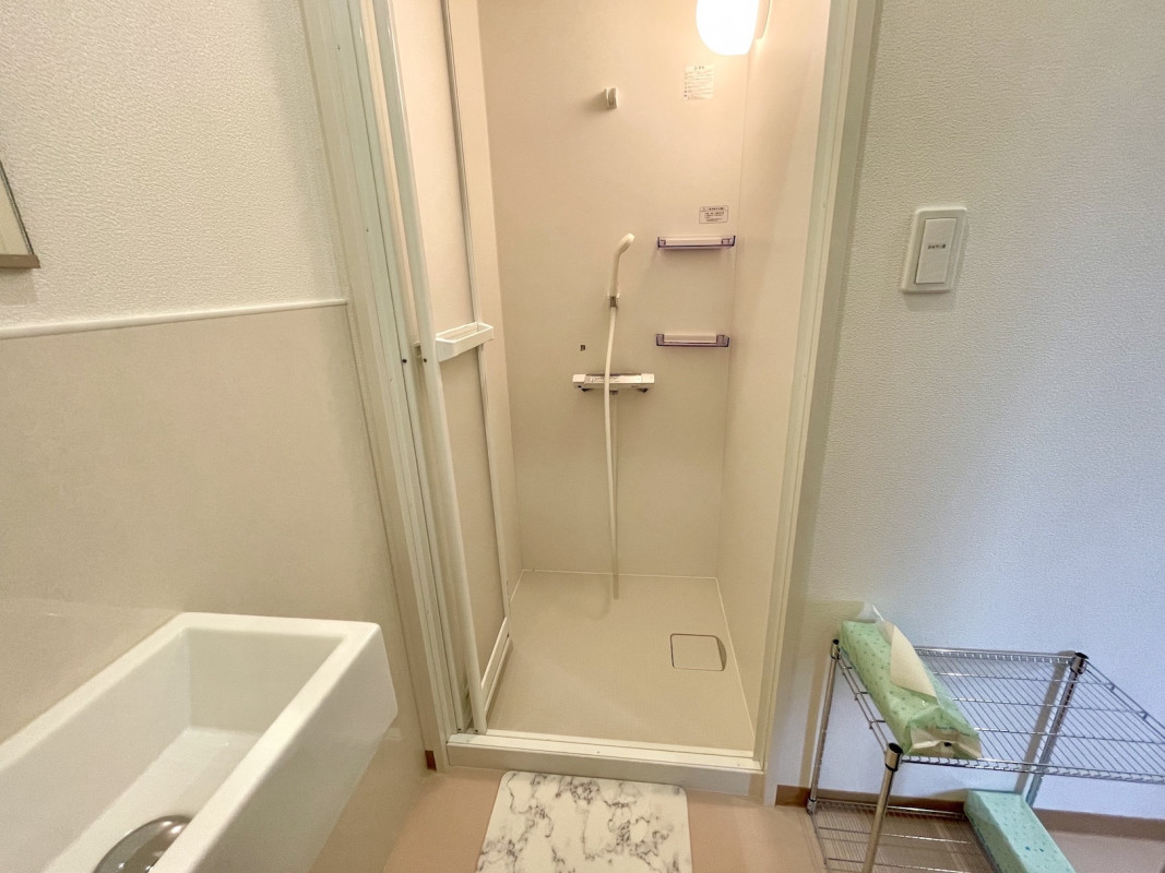 男女別のシャワールームあり