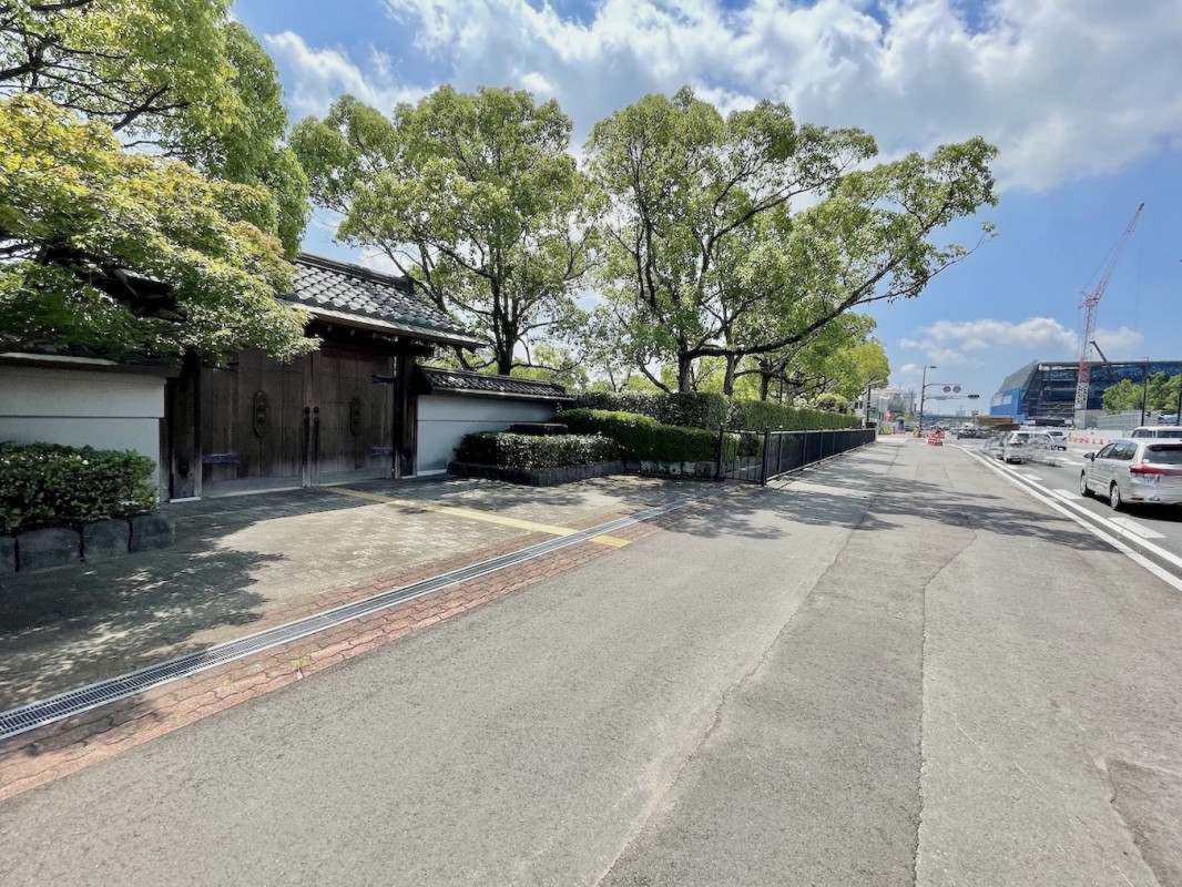 正門は大通り沿いのため注意が必要