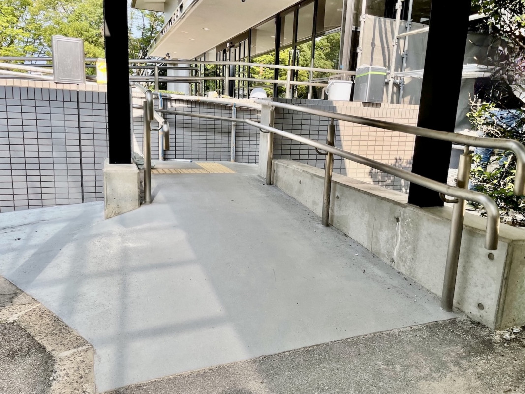 南側入り口通路3_スロープ